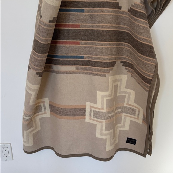 Pendleton Wool Reversible Southwestern Throw Blanket 57” x 74” - Picture 5 of 7